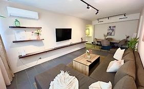 Charming 2 Bedrooms - Train Station Downtown